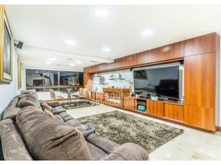 Venta en el poblado, hermosa casa con piscina privada en Medellín