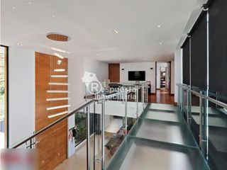 Venta de casa exclusiva con piscina privada en El Poblado, Medellin