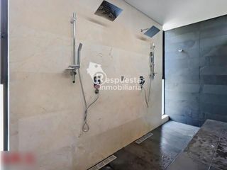 Venta de casa exclusiva con piscina privada en El Poblado, Medellin