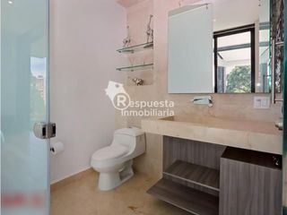 Venta de casa exclusiva con piscina privada en El Poblado, Medellin