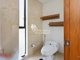 Venta de casa exclusiva con piscina privada en El Poblado, Medellin