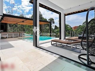 Venta de casa exclusiva con piscina privada en El Poblado, Medellin