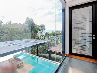 Venta de casa exclusiva con piscina privada en El Poblado, Medellin