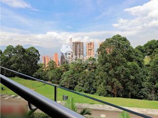 Venta de casa exclusiva con piscina privada en El Poblado, Medellin