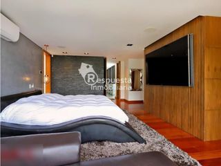 Venta de casa exclusiva con piscina privada en El Poblado, Medellin