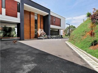 Venta de casa exclusiva con piscina privada en El Poblado, Medellin