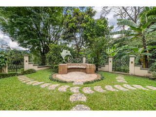 Vendo hermosa casa en el Poblado - como vivir en una finca.