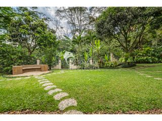 Vendo hermosa casa en el Poblado - como vivir en una finca.