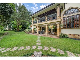 Vendo hermosa casa en el Poblado - como vivir en una finca.