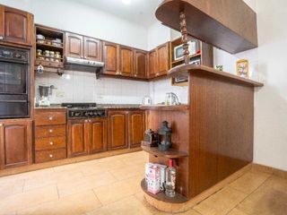 VENTA CASA CON PILETA/ FLORESTA