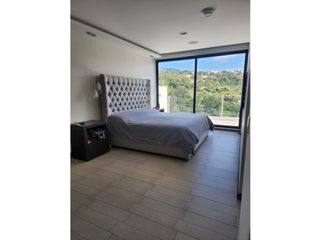 Foto 7 de Casa Moderna con Piscina y vista en Alta Vista de Nayón – en Renta