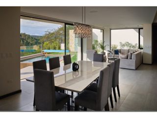 Foto 2 de Casa Moderna con Piscina y vista en Alta Vista de Nayón – en Renta