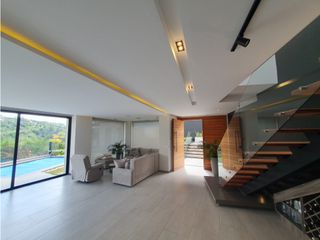 Foto 1 de Casa Moderna con Piscina y vista en Alta Vista de Nayón – en Renta