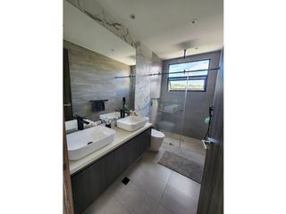 Foto 8 de Casa Moderna con Piscina y vista en Alta Vista de Nayón – en Renta