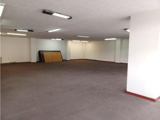 Foto 2 de Mariana de Jesús, Local, 160 m2, 1 ambiente, 1 baño, 1 parqueadero