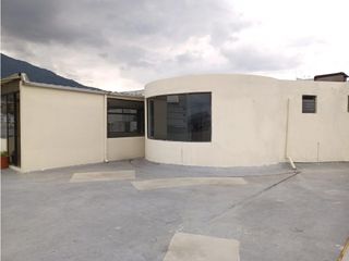 Mariana de Jesús, Local, 150 m2, 2 ambientes, 3 baños, 1 parqueadero