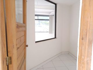 Mariana de Jesús, Local, 150 m2, 2 ambientes, 3 baños, 1 parqueadero