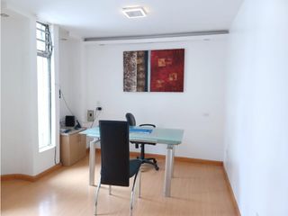 Foto 9 de Mariana de Jesús, Local, 350 m2, 10 ambientes, 4 baños, 2 parqueaderos