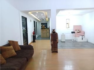 Foto 13 de Mariana de Jesús, Local, 350 m2, 10 ambientes, 4 baños, 2 parqueaderos
