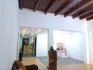 Foto 22 de Mariana de Jesús, Local, 555 m2, 18 ambientes, 6 baños, 4 parqueaderos