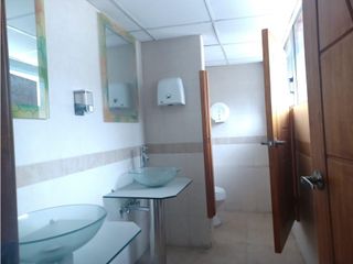 Foto 14 de Mariana de Jesús, Local, 555 m2, 18 ambientes, 6 baños, 4 parqueaderos