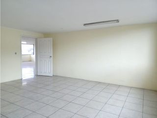 Quito Norte, oficina en renta, 180 m2, 3 ambientes, 2 baños, 1 parqueadero