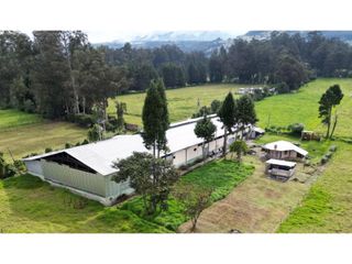 Foto 1 de Amaguaña, Galpón en renta, 2000 m2, 3 ambientes, 2 baños, parqueaderos