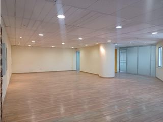 La Mariscal, Oficina en renta, 142 m2, 3 ambientes, 2 baños, 1 parqueadero