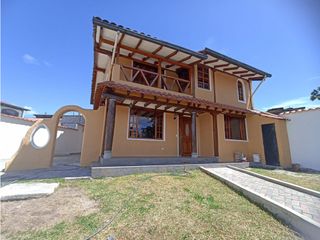 Foto 1 de Inchalillo Sangolqui, 2 Casas en venta, 165 m2 y 100 m2, 5 habitaciones, 4 parqueaderos