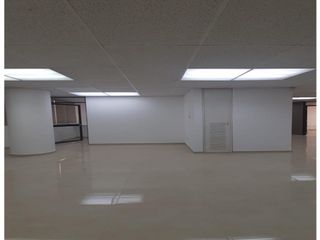 Rumipamba, Oficina en renta, 140 m2, 6 ambientes, 2 baños, 2 parqueaderos