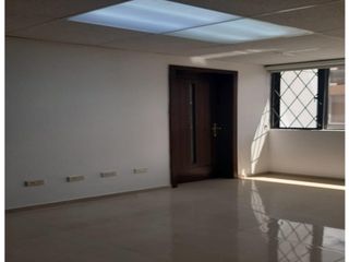 Rumipamba, Oficina en renta, 140 m2, 6 ambientes, 2 baños, 2 parqueaderos