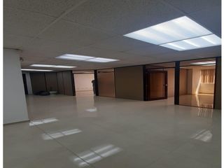 Rumipamba, Oficina en renta, 140 m2, 6 ambientes, 2 baños, 2 parqueaderos