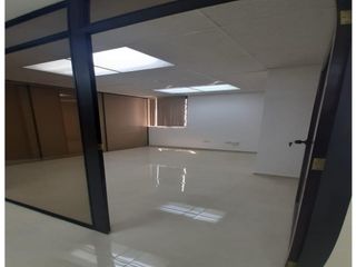 Rumipamba, Oficina en renta, 140 m2, 6 ambientes, 2 baños, 2 parqueaderos