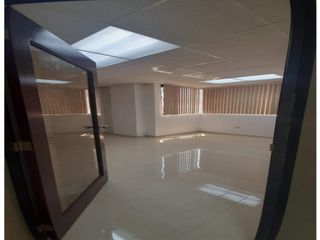 Foto 1 de Rumipamba, Oficina en renta, 140 m2, 6 ambientes, 2 baños, 2 parqueaderos