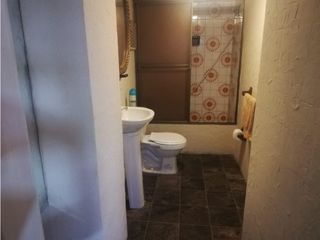 Foto 3 de Av America, Oficina en renta, 120 m2, 9 ambientes, 3 baños, 2 parqueaderos