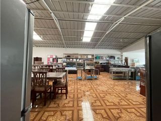 Foto 1 de Yaruqui, Local Comercial en renta, 400 m2, 2 ambientes, 1 baño, 10 parqueaderos