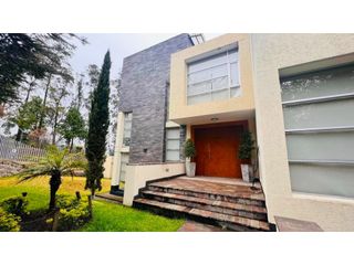 Foto 1 de Lomas de Monteserrín, Casa en venta, 600 m2, 4 habitaciones, 4 baños, 4 parqueaderos