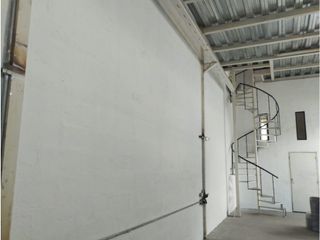 Foto 18 de Rumiñahui, Bodega en renta, 246 m2, 1 ambiente, 1 baño, 8 parqueaderos