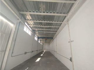 Foto 6 de Rumiñahui, Bodega en renta, 246 m2, 1 ambiente, 1 baño, 8 parqueaderos