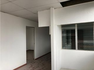 Foto 1 de Rumipamba, Oficina en renta, 223 m2, 7 divisiones, 2 baños, 2 parqueaderos