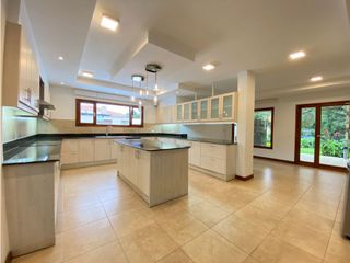 Foto 13 de Cumbaya, Casa en renta, 500 m2, 4 habitaciones, 6 baños, 2 parqueaderos