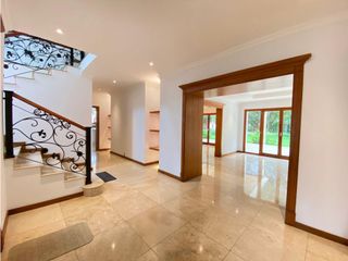Foto 3 de Cumbaya, Casa en renta, 500 m2, 4 habitaciones, 6 baños, 2 parqueaderos