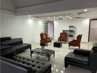 12 de Octubre, Oficina en renta, 70 m2, 1 ambiente, 1 baño, 1 parqueadero