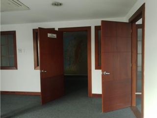 Foto 3 de Gaspar de Villa, Oficina en  Renta , 150m2, 4 ambientes , 2 baños , 2 parqueaderos