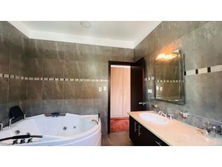 Foto 4 de Monteserrín, Casa en  Renta , 380m2, 4 habitaciones , 4 baños , 1 parqueadero