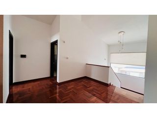 Foto 7 de Monteserrín, Casa en  Renta , 380m2, 4 habitaciones , 4 baños , 1 parqueadero