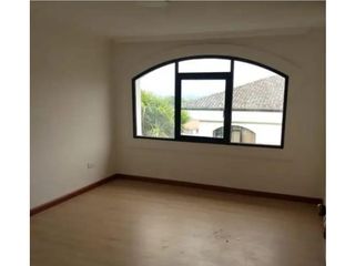 Foto 4 de Cumbayá, Casa en Renta,  650m2, 4 habitaciones.