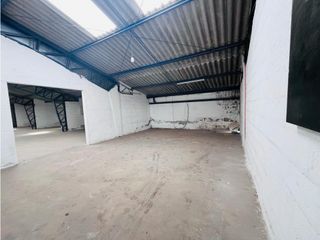 Foto 4 de Mitad del Mundo, Galpón en Renta, 700m2, 4 ambiente.