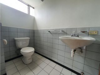 Foto 32 de Iñaquito, Oficina Duplex en Renta, 135m2, 4 Ambientes.