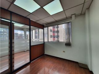 Foto 10 de Iñaquito, Oficina Duplex en  Renta, 140m2, 6 Ambientes.